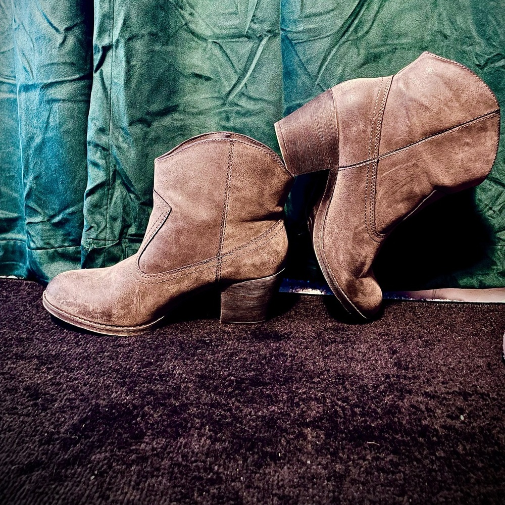 Distressed beige/gray western style ankle-boots. Size 8.5 fit as an 8